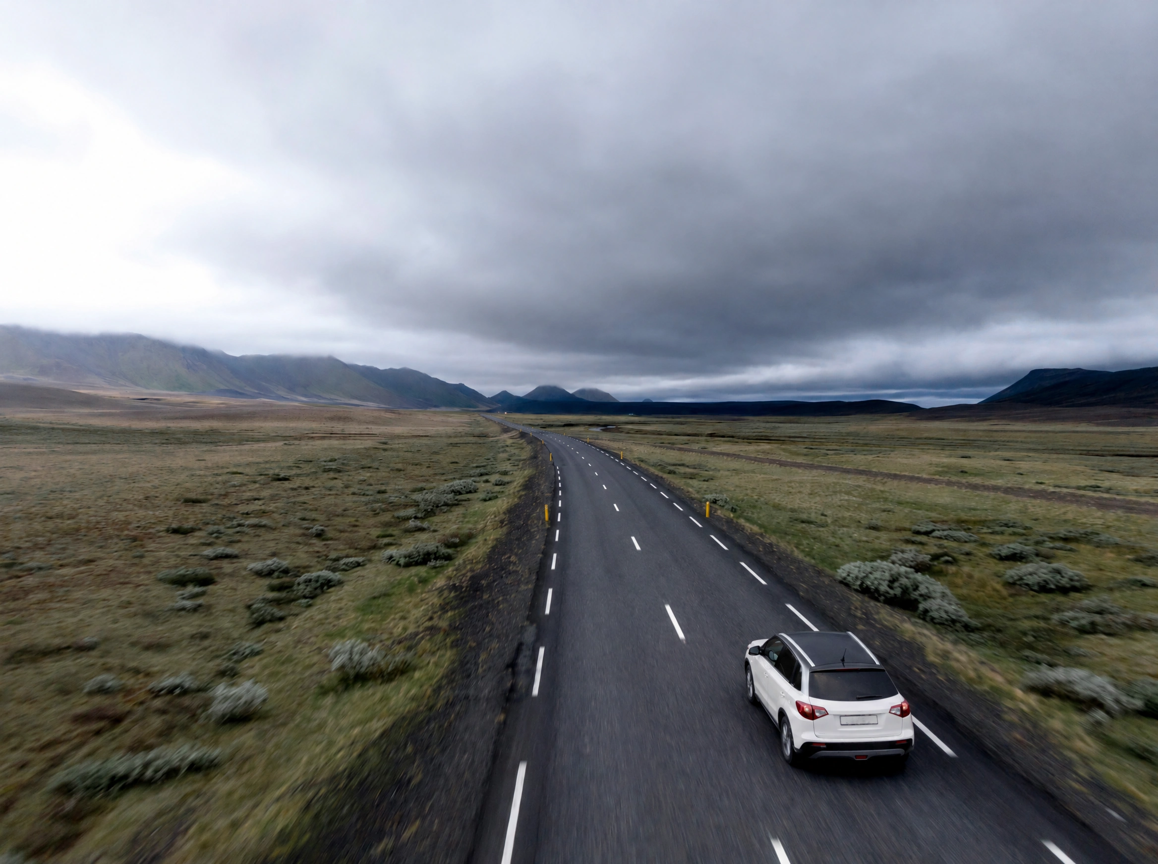 Un auto recorre una carretera de la Patagonia